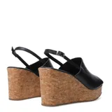 Sandalias de mujer marca Bottero con capellada de cuero negro, diseño de punta abierta y plataforma de corcho. Cuenta con una pulsera fina con hebilla para ajuste en el tobillo.