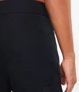 Bermuda de hombre estilo surf, color beige, con cintura fija, cordón contrastante y bolsillo trasero con tirador.