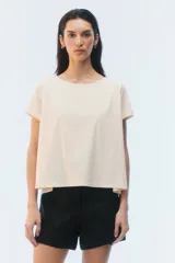 Remera negra de corte evasé y largo corto, con escote redondo y mangas cortas.