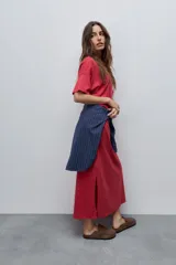 Vestido largo negro de corte recto y holgado, con mangas cortas amplias y cuello redondo.