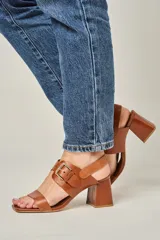 Sandalias de cuero color marrón, con punta cuadrada, tira ancha sobre los dedos, tira al tobillo con hebilla dorada y taco bloque de 7 cm.