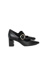 Zapatos de tacón estilo stiletto color negro, con punta fina, taco bloque y tira en el empeine con hebilla dorada y detalle texturizado.
