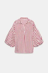 Camisa de corte oversize con estampado de rayas verticales rojas y blancas. Presenta cuello solapa, escote en pico y mangas largas abullonadas con puños elásticos.