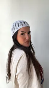 Gorro de crochet color blanco brillante con diseño calado.