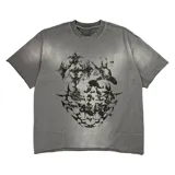 Remera gris con estampado abstracto en negro, corte oversize.