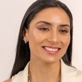 Aros de plata 925 con un topacio azul circular y una piedra ónix paraiba rectangular.