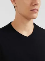 Camiseta de manga corta azul marino con cuello en V y logo bordado en el pecho.