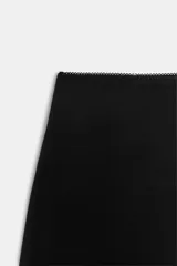 Pantalón capri negro de tiro medio y cintura elástica, confeccionado en hilatura con poliamida.