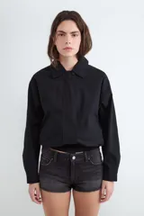Campera bomber color beige con cuello solapa, confeccionada en 100% algodón, con cierre frontal con cremallera y acabado elástico en el bajo.