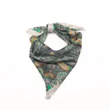 Pañuelo de seda estampado con diseño paisley en tonos verdes, grises, blancos y naranjas.