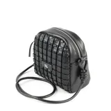 Bandolera negra de cuero sintético con diseño tejido. Tiene correa regulable, acceso con cierre, herrajes plateados y logo metálico frontal.
