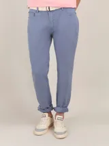 Pantalón celeste de El Ganso, de corte recto y tiro medio, con cinco bolsillos y ruedo con dobladillo. Confeccionado en tejido de sarga con 77% algodón, 20% de algodón reciclado y 3% elastano.