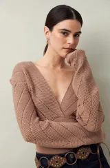 Sweater negro de tejido de punto con escote en V y calados en mangas y parte superior.