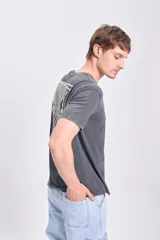 Remera de manga corta color gris con efecto gastado y estampa vertical con la palabra 'Japan' en blanco.