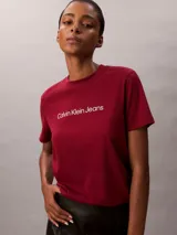 Remera de algodón bordó con cuello redondo y mangas cortas, con el logo de Calvin Klein Jeans estampado en blanco en el pecho.