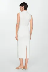 Vestido midi de tejido fluido y diseño entallado, con cuello de solapa y cierre frontal de cremallera. Presenta un corte sin mangas y un estilo minimalista.