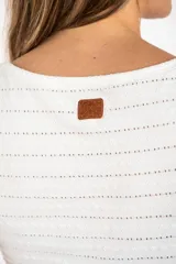 Remera blanca de algodón peinado con elastano, corte al cuerpo, escote en V y mangas cortas.