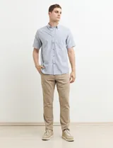 Pantalón negro de corte chino.