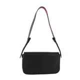 Cartera tipo bandolera de cuero sintético negro, con solapa frontal y cierre magnético decorado con un broche metálico dorado en forma de labios. Posee una correa larga regulable con interior en color rojo.
