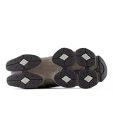 Championes urbanos New Balance modelo 9060, color marrón, con diseño robusto y moderno. Presentan una combinación de gamuza y malla en el exterior, con el logo 'N' característico en los laterales y una suela gruesa con tecnología de amortiguación.