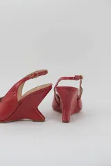 Zapatos de tacón cuña estructural color negro, con punta fina cerrada, diseño descalzo y tira ajustable al talón.
