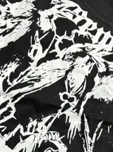 Remera negra de corte regular fit y cuello redondo, con gran estampado frontal en color blanco de estilo gótico y diseño complejo con aves.