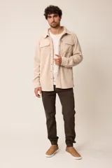 Remera básica de manga corta con cuello redondo y corte regular fit. Presenta un pequeño bordado en el pecho.