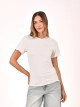 Remera blanca de manga corta y cuello redondo.