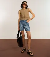 Bermuda de jean celeste con lavado dirty, tiro alto, corte amplio y terminación deshilachada.