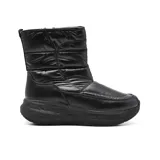 Bota corta negra de caña media, con plataforma y diseño acolchado en la parte superior.