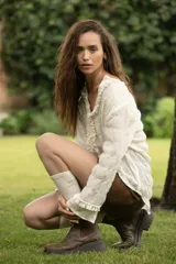 Camisa negra de manga larga con detalle de volados en el frente y puños.