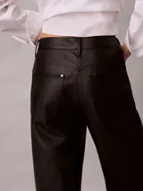 Pantalón negro de pierna ancha con efecto piel, talle medio y diseño clásico de cinco bolsillos, cierre de botón y cremallera.
