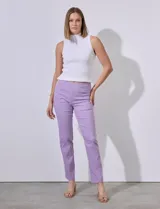 Pantalón de vestir color beige, marca Zac & Rachel, confeccionado en gabardina elastizada. Presenta pretina ancha con faja interna modeladora, largo de pierna con costura frontal pespunteada y bolsillos ojal simulados en la parte trasera.