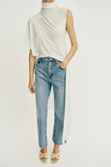 Jeans Z1975 de tiro alto y pernera recta con cinco bolsillos, cierre frontal con cremallera y botón, en color celeste claro lavado.