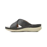 Sandalias casuales Korium Confort Ioanna con tiras cruzadas texturizadas en color negro, plataforma baja y costuras pespunteadas en contraste.