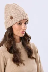 Gorro de lana beige con diseño de ochos y tejido trenzado, revés doblado y pequeño parche de cuero sintético con logo en el lateral.