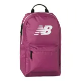 Mochila New Balance color fucsia con logo blanco estampado. Tiene un compartimento principal con cierre, un bolsillo frontal con cierre y asa superior de agarre. Ideal para uso diario.