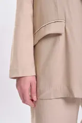 Blazer color beige de lyocel, de corte recto y solapas clásicas.