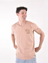 Musculosa color beige con cuello redondo y un pequeño estampado de hojas estilizadas en color marrón en el lado izquierdo del pecho.