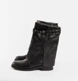 Bota de cuero vacuno color negro, con caña media, taco de madera bajo y cierre lateral.