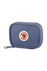 Billetera Fjallraven Kanken color azul con logo reflectivo. Cuenta con un compartimento principal con cierre, bolsillo para monedas y bolsillo exterior abierto.