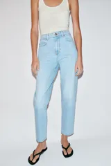 Pantalón jeans Z1975 de tiro alto y diseño mom fit, color azul claro con lavado desgastado, de corte tobillero y cinco bolsillos. Cierre frontal con cremallera y botón metálico.