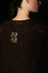 Sweater oversized de tejido de punto con escote en V y diseño teñido estilo batik en tono marrón oscuro.
