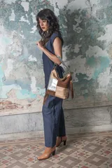 Cartera tipo hobo de cuero vacuno con diseño patchwork en bloque de color. Combina gamuza terracota, cuero liso color nude, cuero metalizado plateado y cuero graneado en chocolate. Incluye correa larga desmontable y manija superior de cuero metalizado.