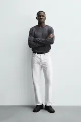Jersey de corte regular fit tejido en lana, con cuello redondo y manga larga. Presenta acabados en rib en puños y ruedo.