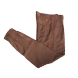 Pantalón de vestir color verde, estilo bombacha, con pliegues frontales y bolsillos cargo con tapa y botón en las piernas.