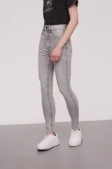 Pantalon jean de corte super skinny y tiro alto, con acabado lavado en tono gris.