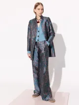 Saco de poliéster con estampado animal print en tonos azul y marrón. El diseño de broches es exclusivo de esta colección.