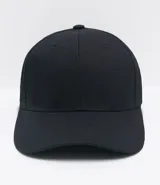 Gorra de visera curva de color negro, diseño clásico y liso con cierre posterior ajustable de tipo strapback.