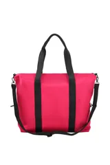 Cartera color beige con asas y detalles en negro. Cuenta con un bolsillo frontal con cierre y una tira regulable.